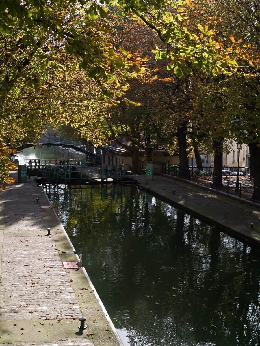 Árboles otoñales junto a una esclusa del canal Saint-Martin en París, cerca de la plaza de la République